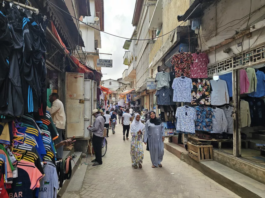 Darajani Souk, parduodami drabužiai