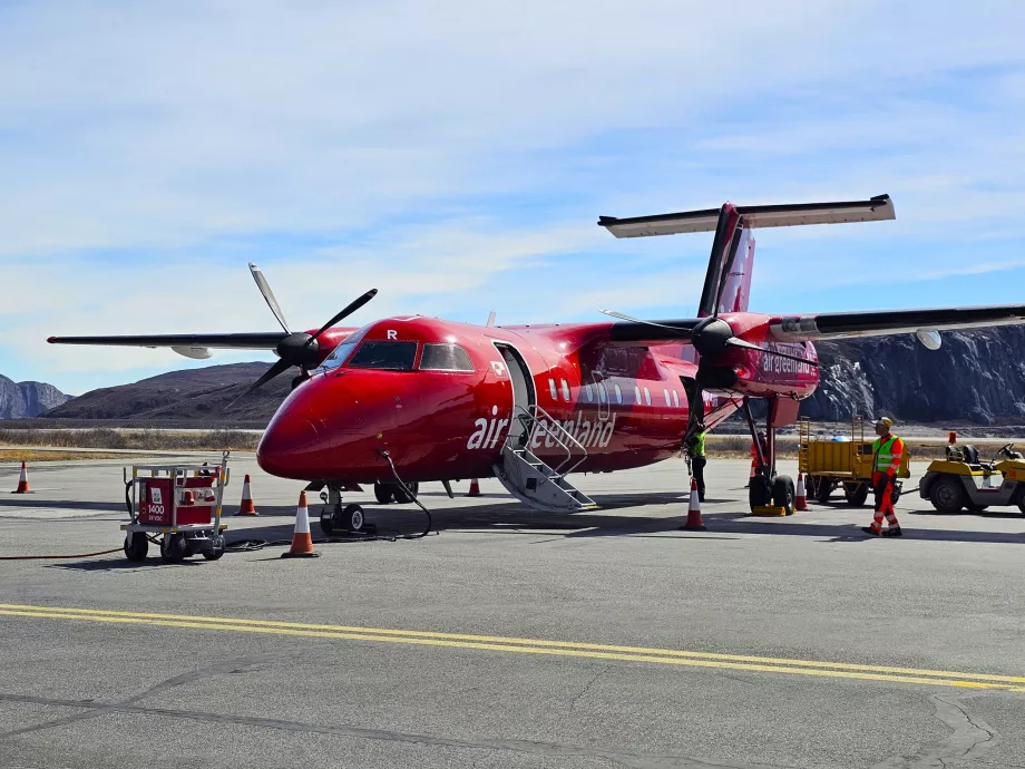 "Dash 8-200", "Air Greenland