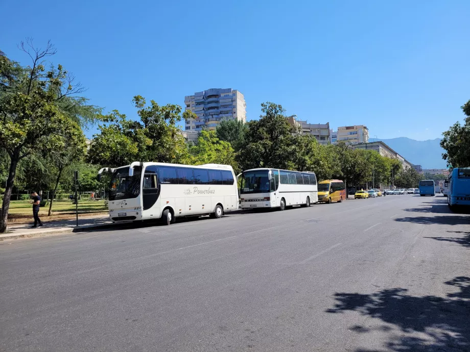 Autobusai į oro uostą rytinėje aikštės pusėje