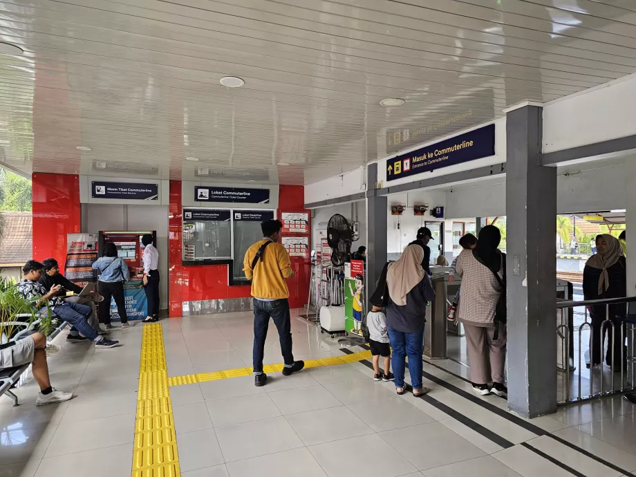 Bilietų kasos ir bilietų automatai traukinių stotyje