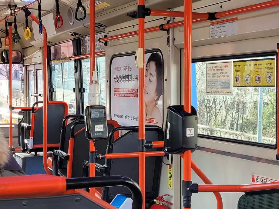 Pinigų skaitytuvas išlipant iš autobuso