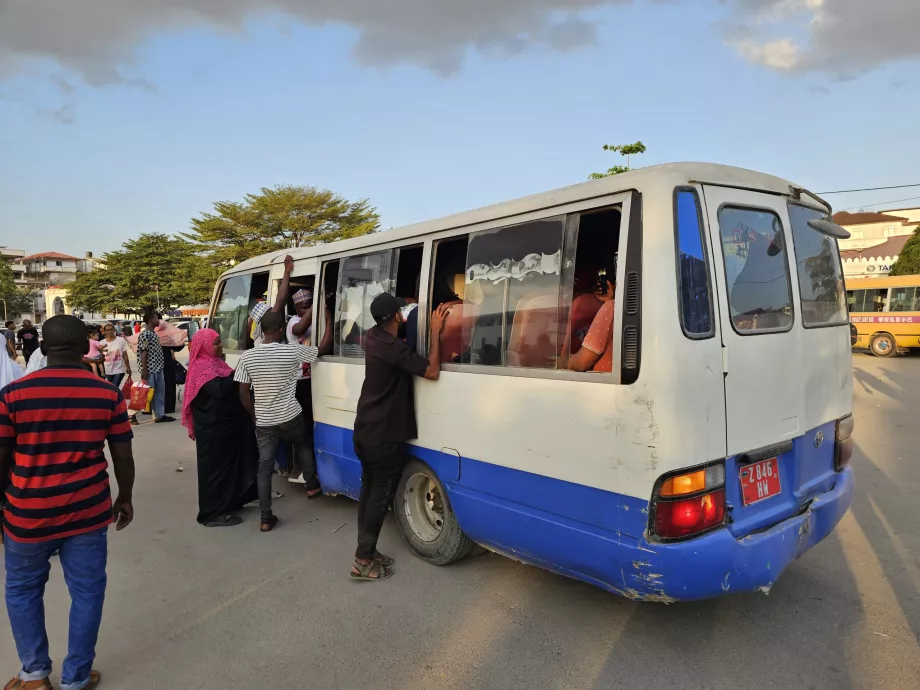 Perpildytas autobusas davė