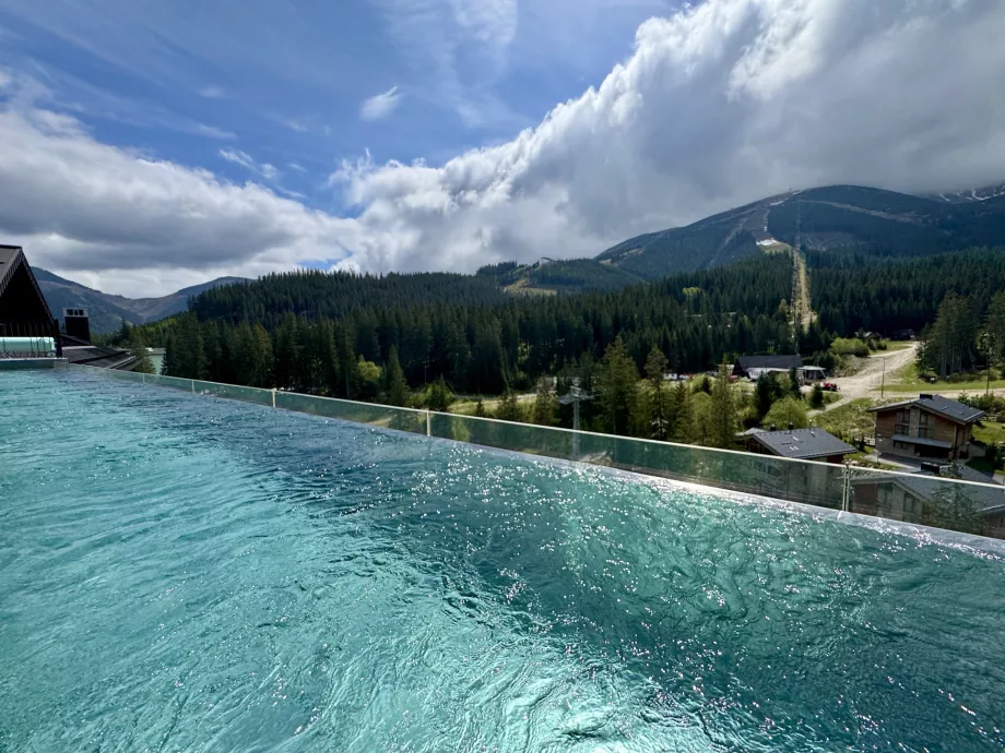 Vaizdas iš lauko baseino