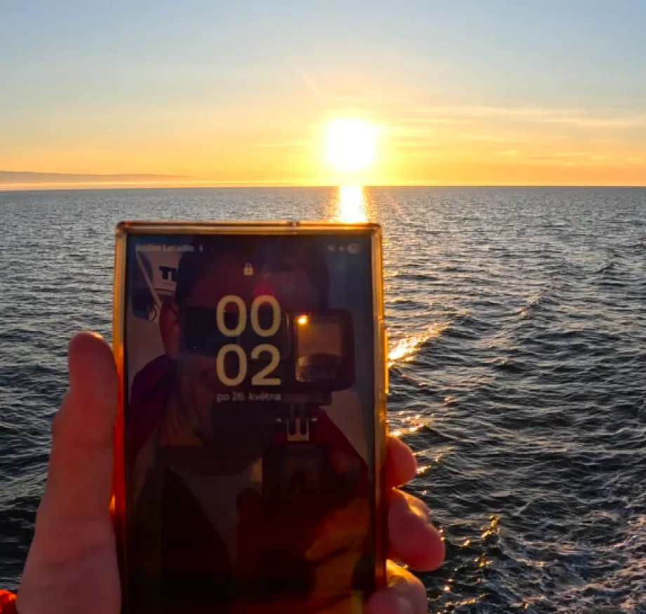 Vidurnakčio saulė nuo kelto denio