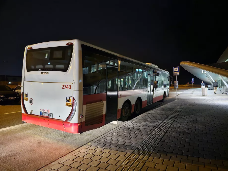 Autobusų stotelė priešais terminalą