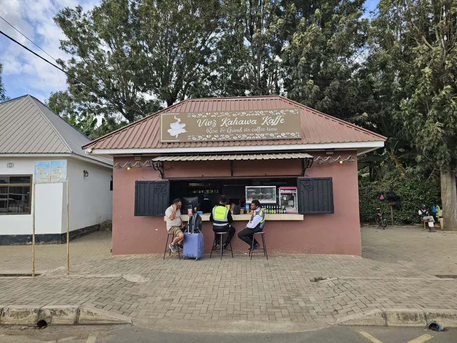 Pigi kavinė priešais išvykimo salę