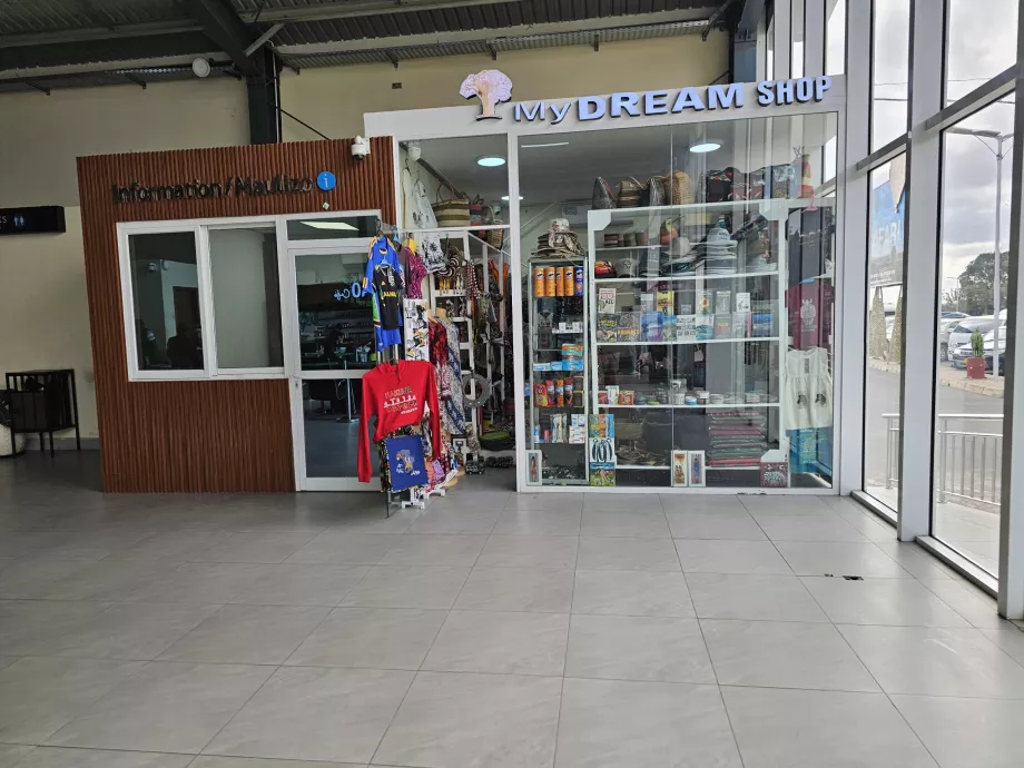 Suvenyrų parduotuvė išvykimo salėje