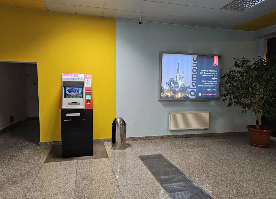 Bankomatas atvykimo salėje, BRQ oro uostas
