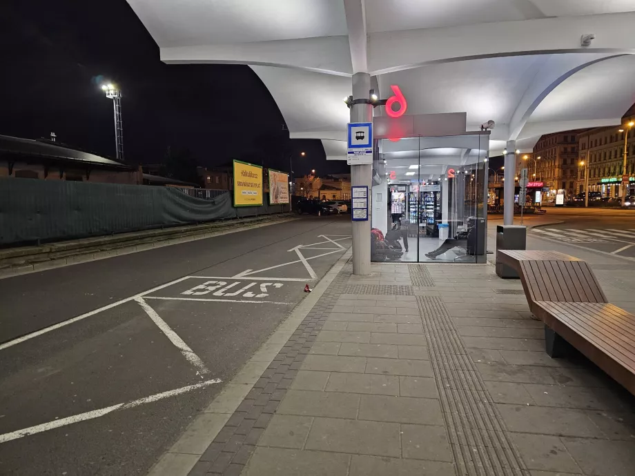 Autobuso E76 stotelė oro uosto link prie pagrindinės geležinkelio stoties