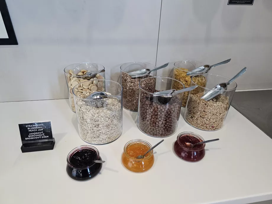 Granola, mišrainės ir uogienės