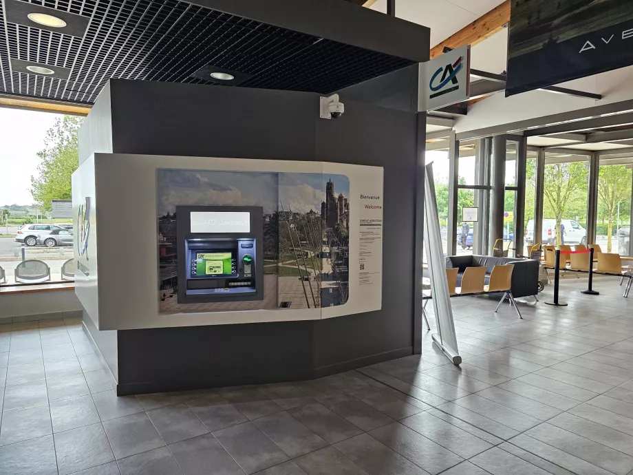 Bankomatas išvykimo salėje