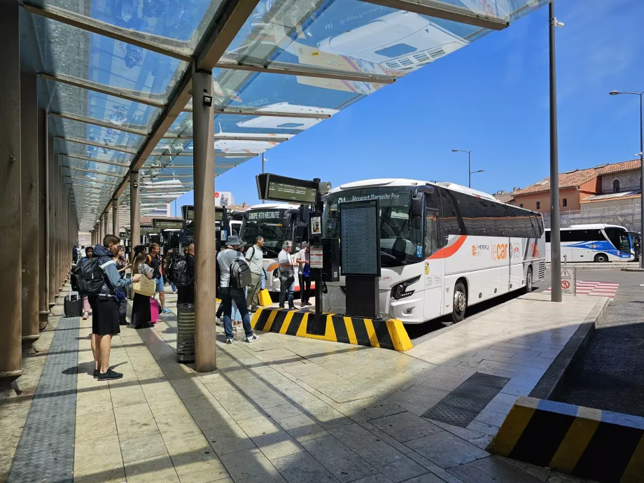 Oro uosto autobusų stotelė, Sent Čarlzas