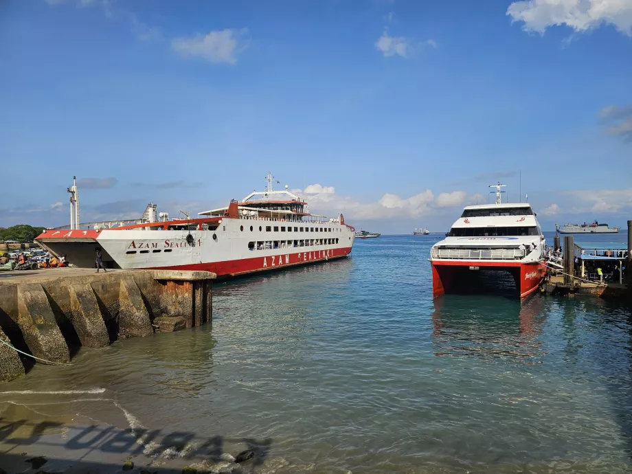 "Azam Marine" laivai