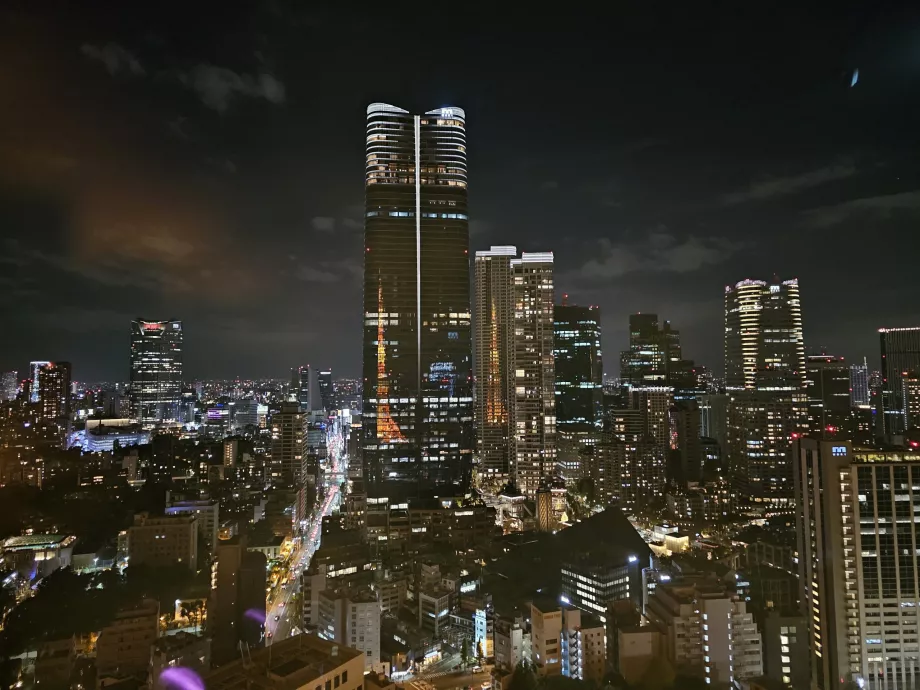 Vaizdas iš pagrindinio apžvalgos denio naktį