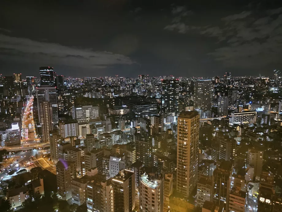 Vaizdas iš pagrindinio apžvalgos denio naktį