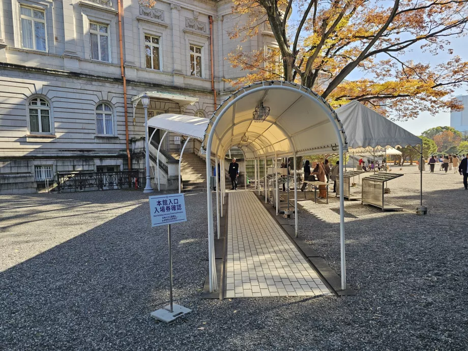 Įėjimas į Akasakos rūmų vidų