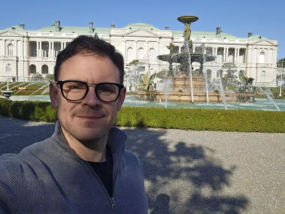 Aš priešais Akasakos rūmus