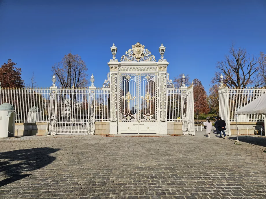 Pagrindinis išėjimas iš Akasakos rūmų