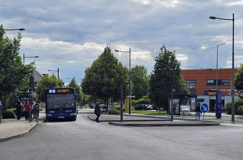 2 autobuso linija, stotelė centro kryptimi, dešinėje