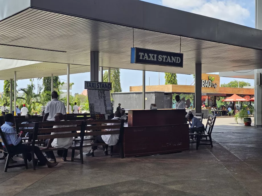 Taksi stendas priešais 2 terminalą