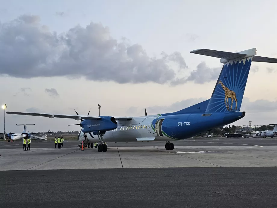 "Air Tanzania", "De havilland Dash 400