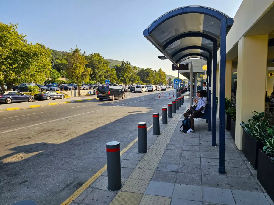Autobusų stotelė tarp terminalų