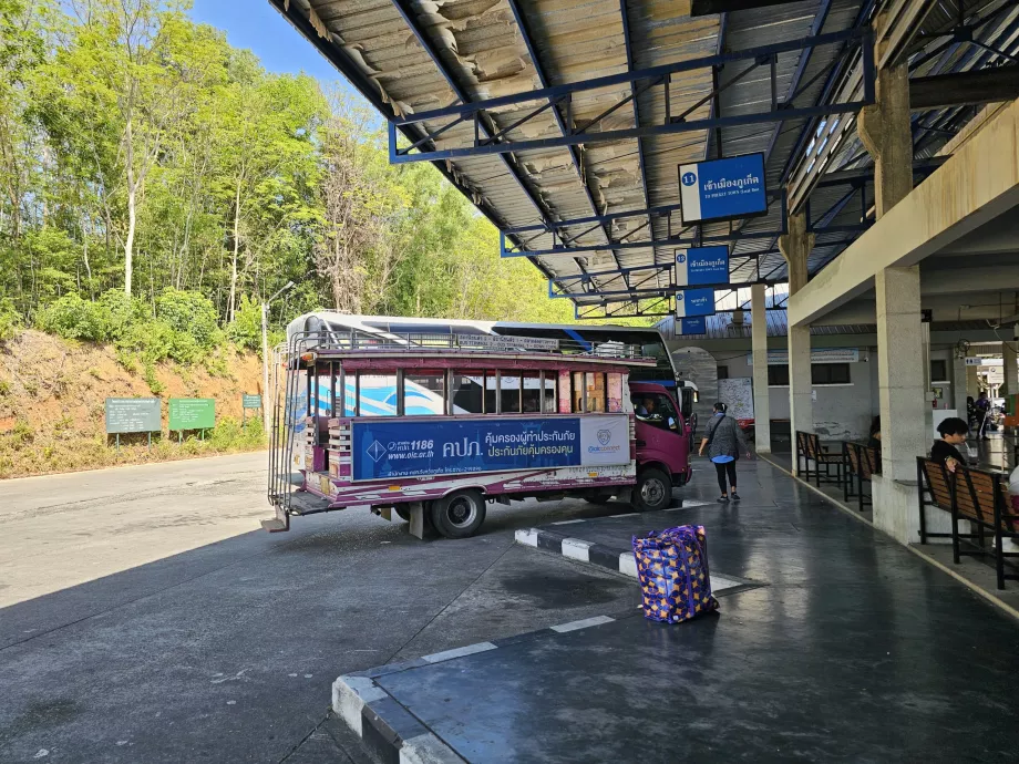 Rožinis autobusas 2 autobusų terminale