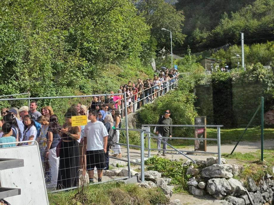 Ilga eilė prie kelto geležinkelio stotyje