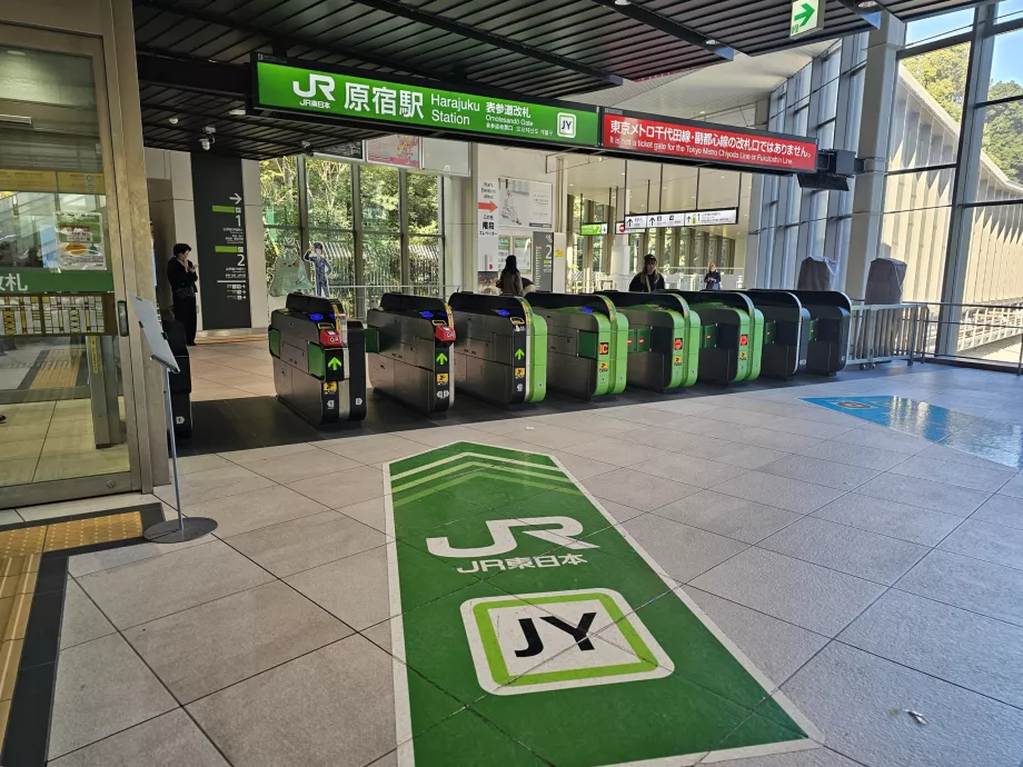 Turniketai patekti į JR traukinių platformas