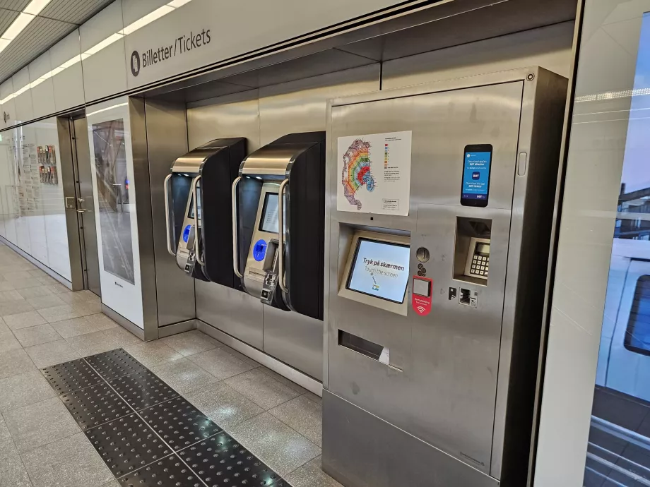 Bilietų automatai - dešinėje klasikiniai bilietai, kairėje - 2 bilietų automatai Rejsekort