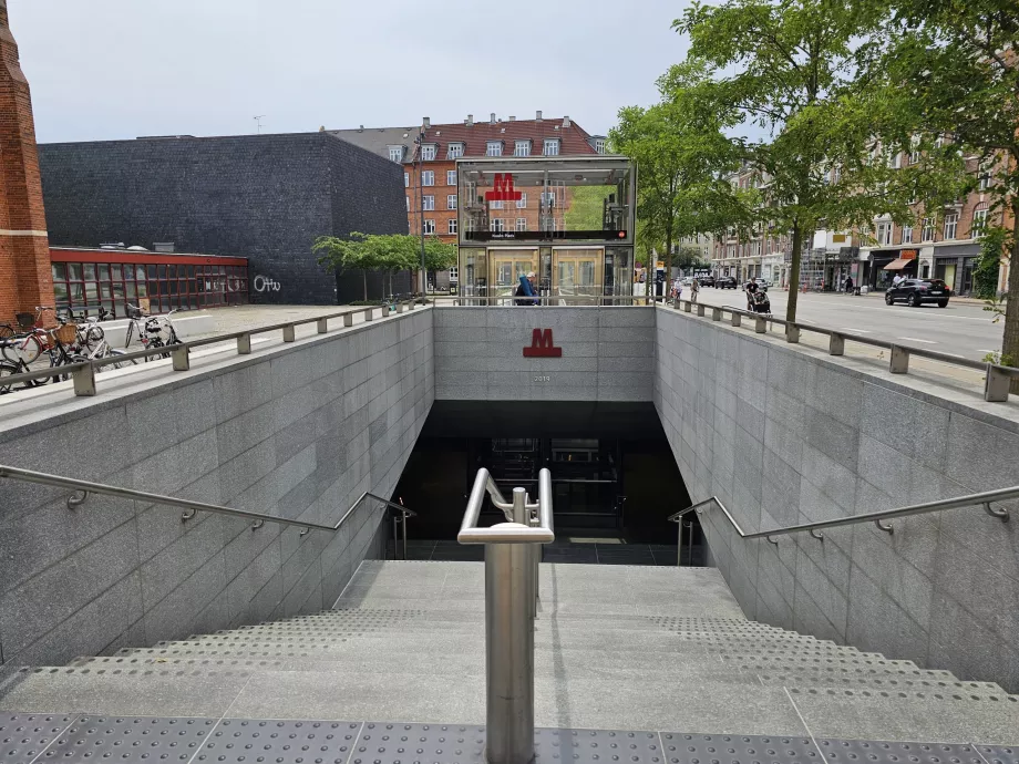 Įėjimas į metro ir jo ženklai