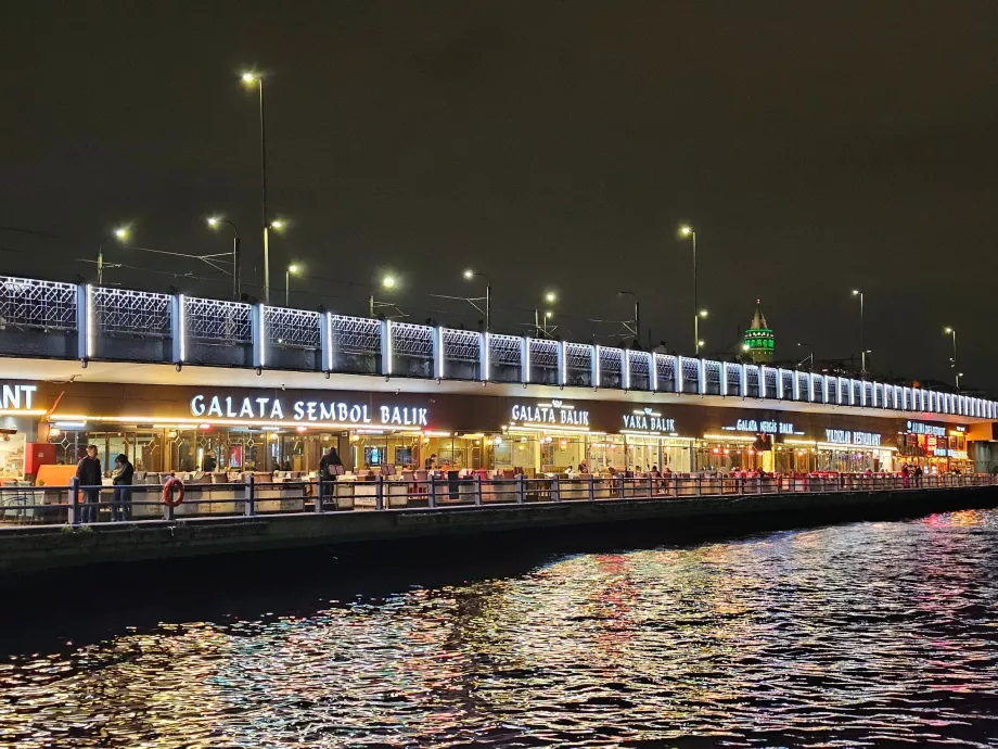 Galatos tiltas naktį