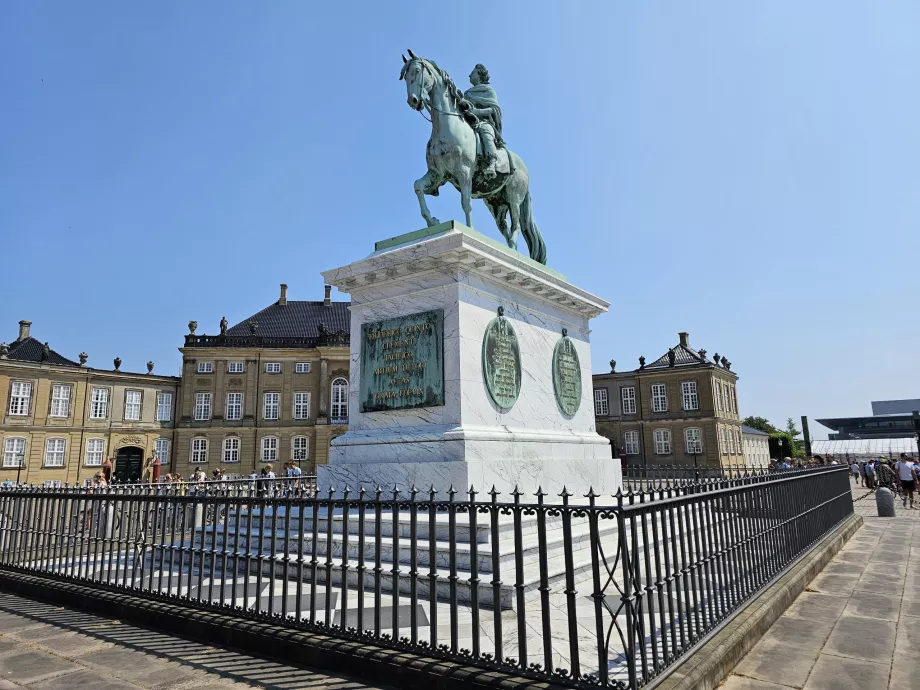 Karaliaus Frederiko V jojimo statula.
