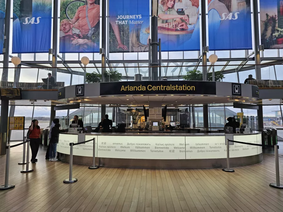 Įėjimas į Arlanda C stotį (Mälartag, Pendeltag ir SJ traukiniai)