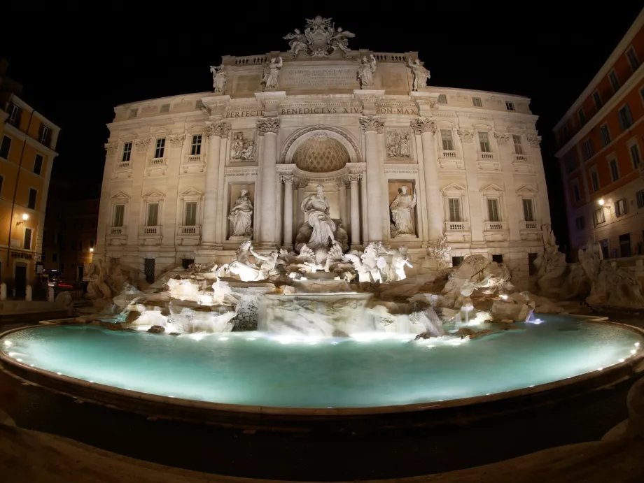 Trevi fontanas naktį