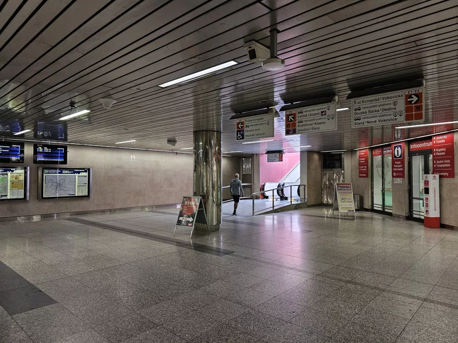 Išėjimas į troleibusų stotelę Nádraží Veleslavin metro stotyje