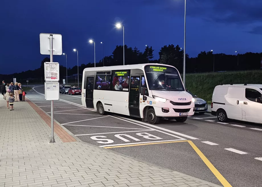 Pervežimas autobusu į automobilių stovėjimo aikštelę