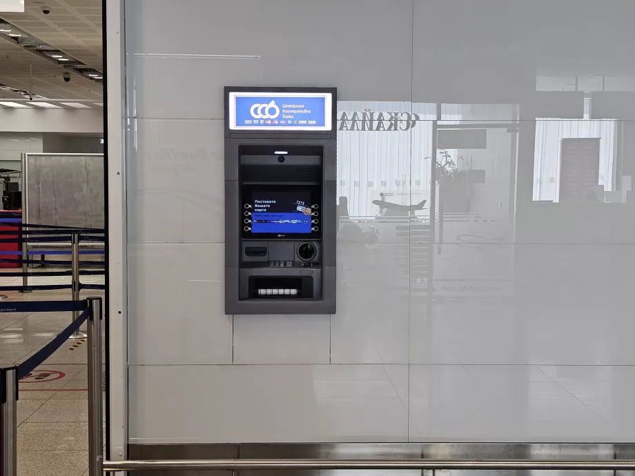 Bankomatas prie saugumo patikros posto