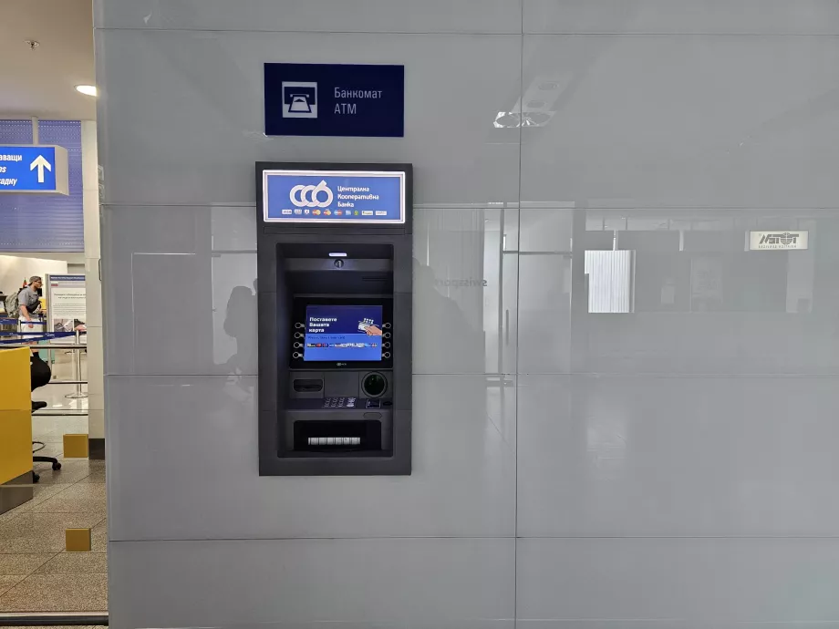 Bankomatas prie saugumo patikros posto