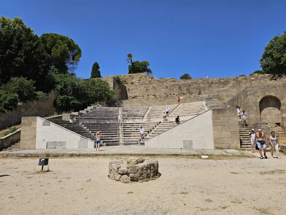 Rodo akropolis, amfiteatras