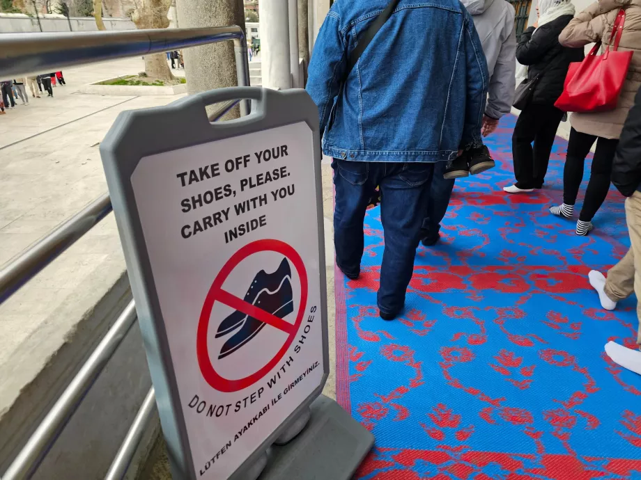 Mėlynoji mečetė, informacija apie batų nusiavimą