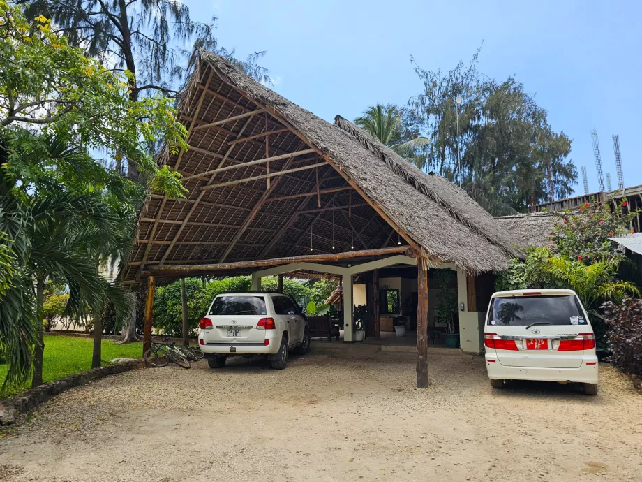 Automobilių stovėjimo aikštelė priešais registratūrą