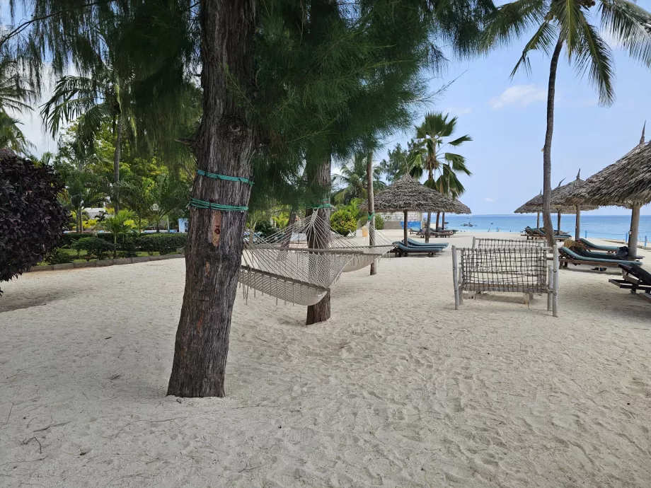 Šezlongai su skėčiais