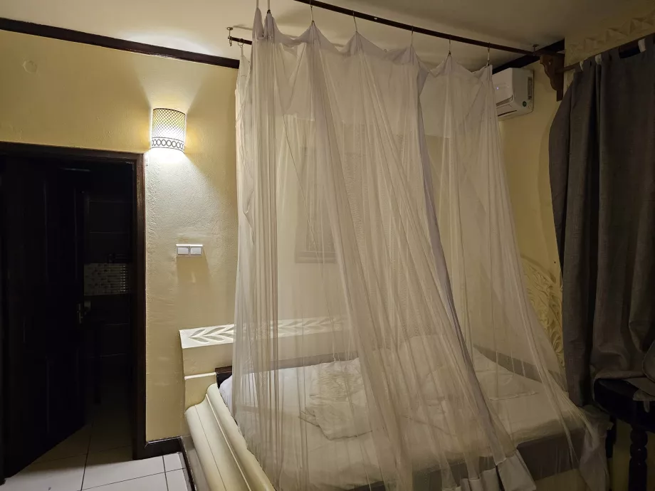 Tinklelis nuo uodų virš lovos