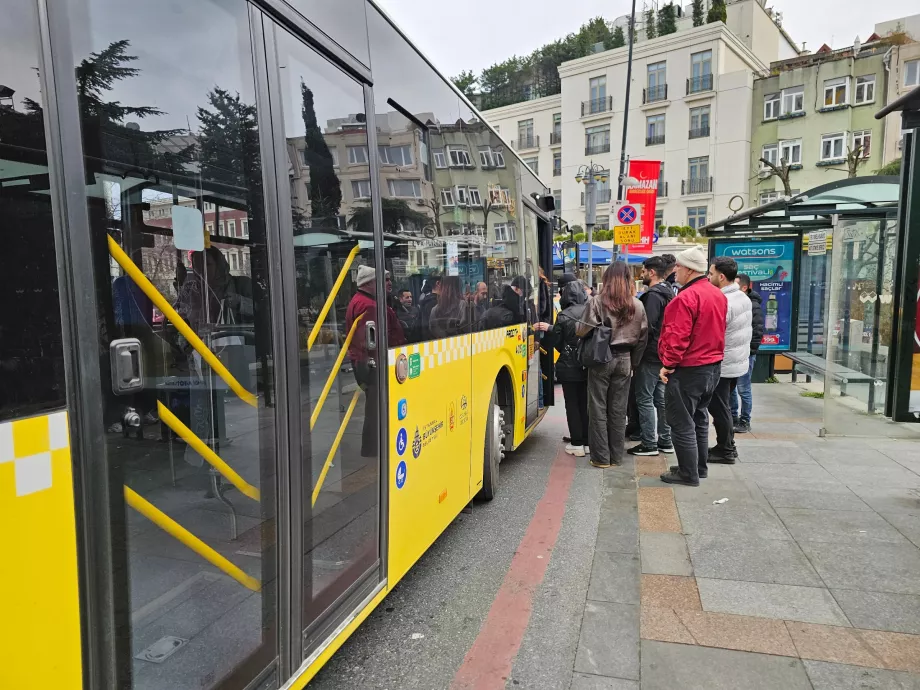 Įlipimas į autobusą tik pro priekines duris