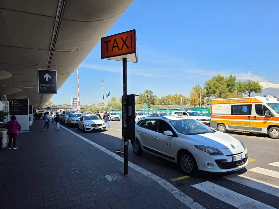 Taksi stendas priešais terminalą