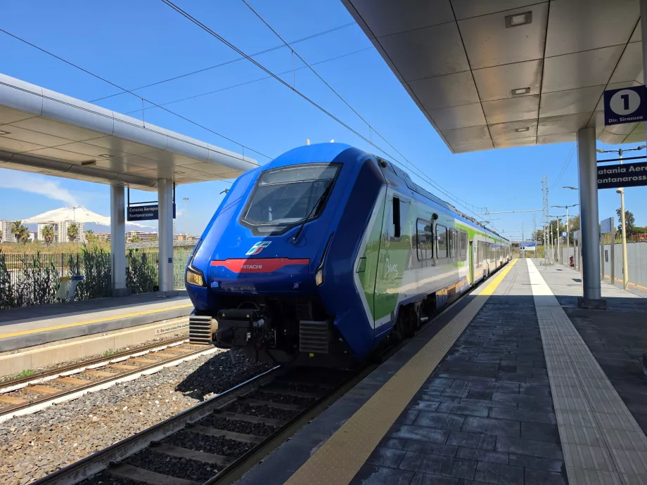 "Trenitalia" traukinys stotyje netoli oro uosto