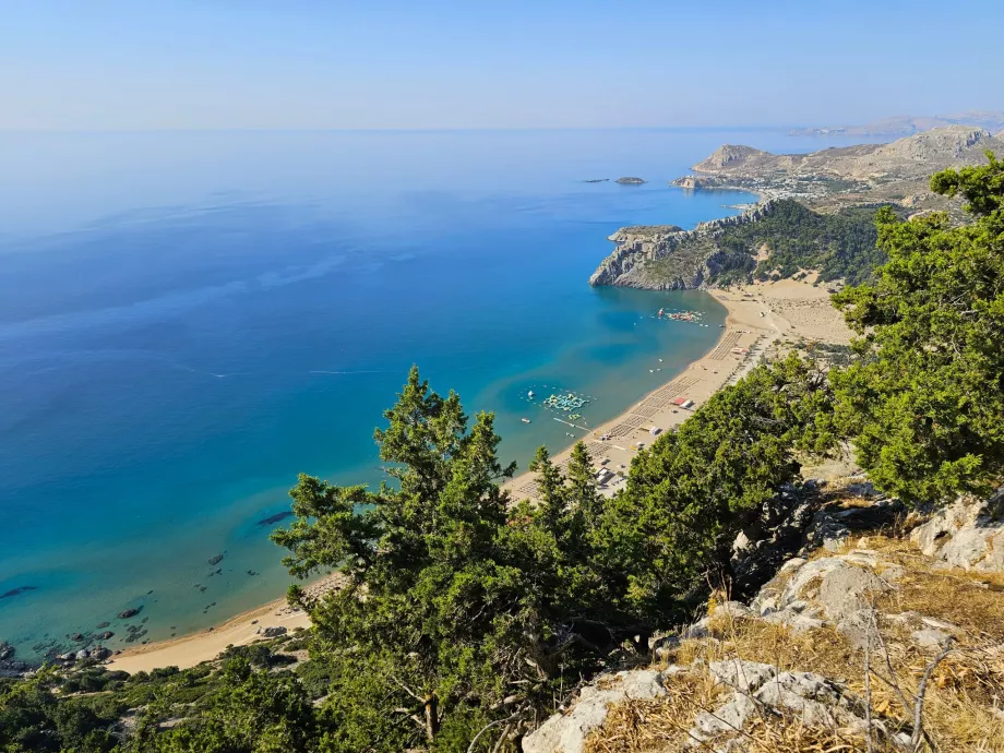 Vaizdas iš Dievo Motinos vienuolyno Tsambikos paplūdimyje