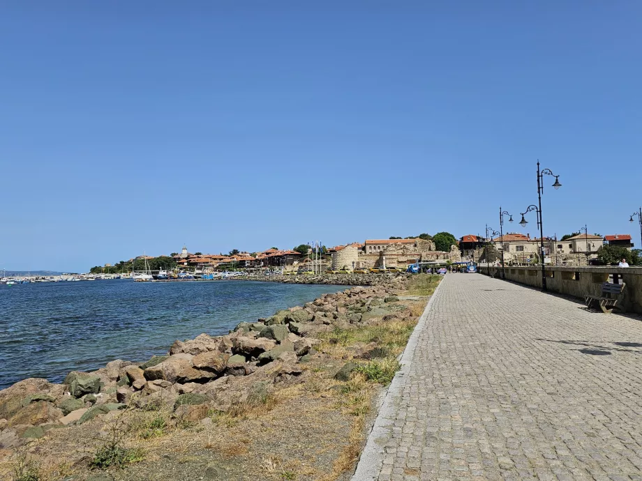 Pasivaikščiojimo takas tarp senojo ir naujojo Nesebro