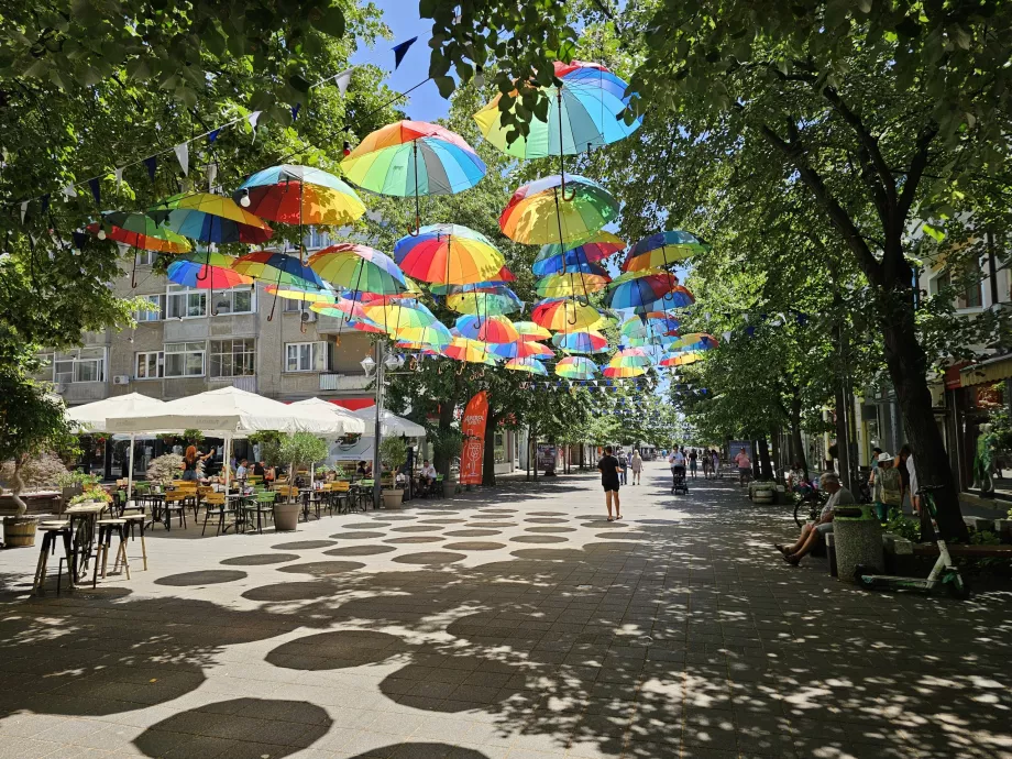 Spalvingi skėčiai, Burgasas, Aleksandrovska gatvė